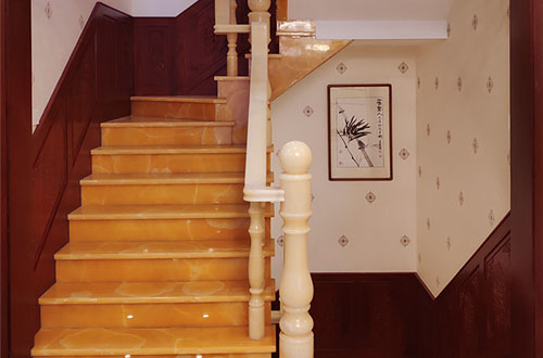 茶山镇中式别墅室内汉白玉石楼梯的定制安装装饰效果